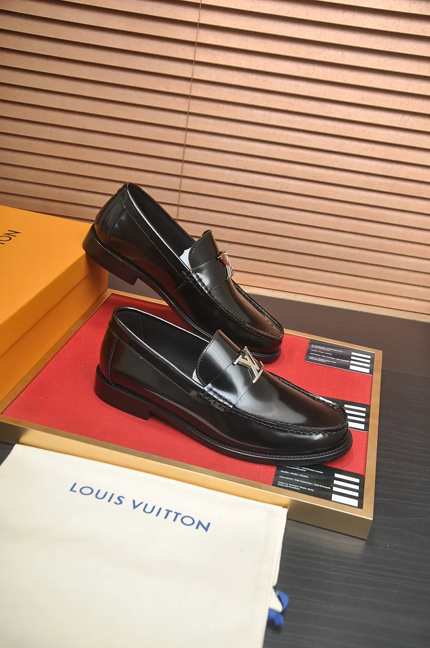 Men's men's shoes 💰560💶 [LV] (original single cowhide lining) 🍀LV's latest genuine leather business suit shoes are launched simultaneously on the official website. The first-layer cowhide imported from Italy is made of heavy gold, 💥1:1 rubber outsole from the official website. Versatile to wear, high-end without losing class, and the color combination is extraordinary. This four-season style is alluring when worn on your feet, showing off your big-name flair. Standard code 38-44 (45 customized)
